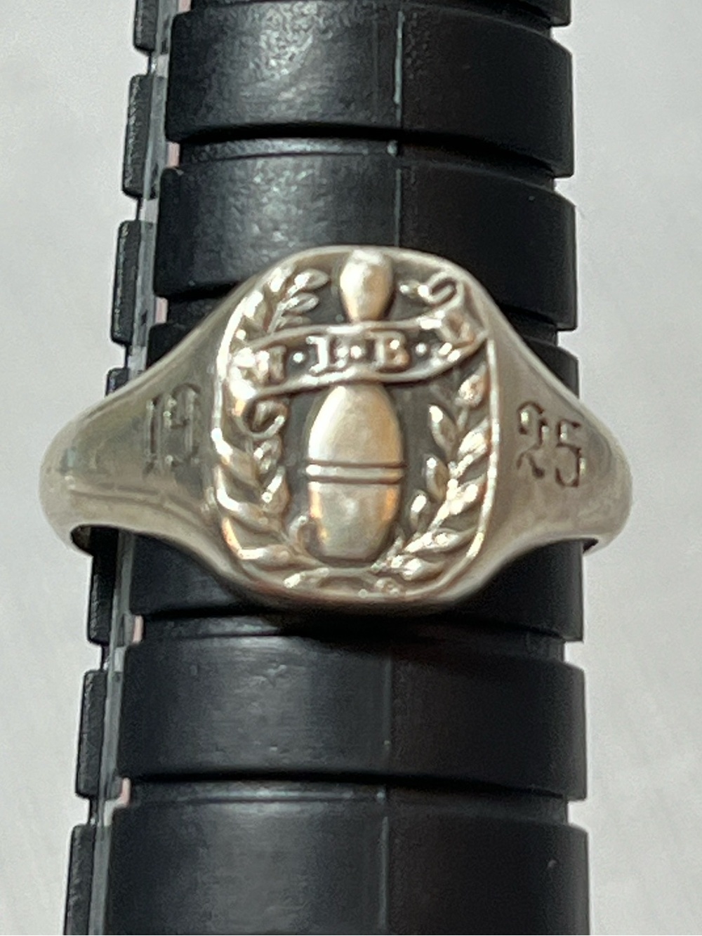 Antique 1925 Sterling Silver bowling ring
Signet Ring with Laurel Crest
Size 4.5